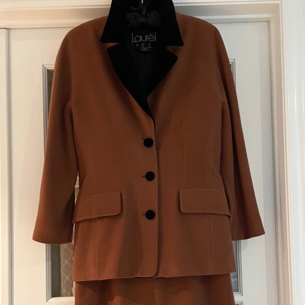 💥 HOST PICK💥  Gorgeous Vintage Escada Laurèl Suit, Jacket and Skirt in cognac - Picture 12 of 16